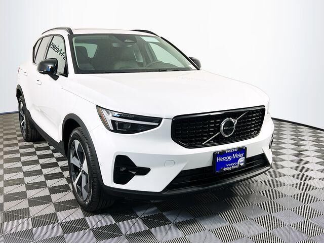 2026 VOLVO XC40