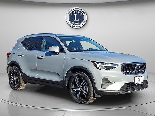 2025 VOLVO XC40
