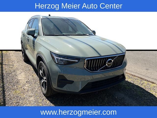 2025 VOLVO XC40