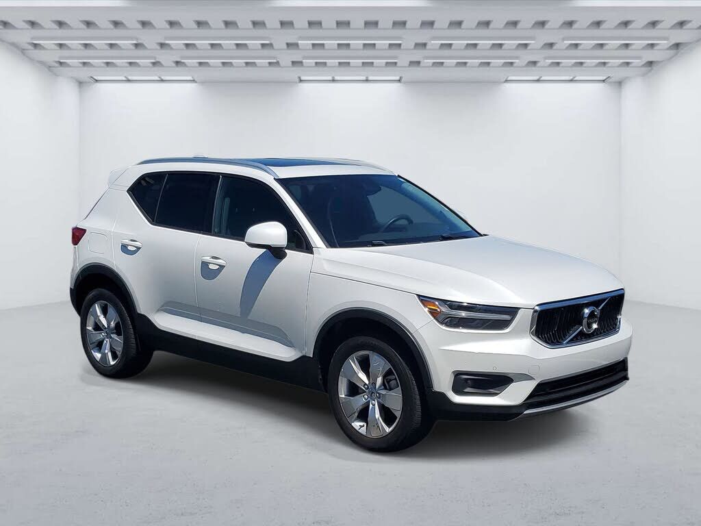 2022 VOLVO XC40