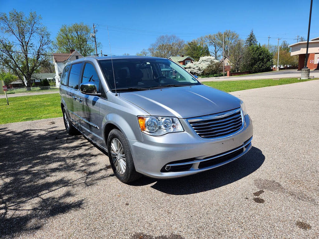 2013 CHRYSLER Town and Country