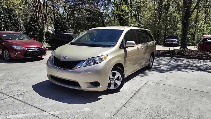 2011 TOYOTA Sienna