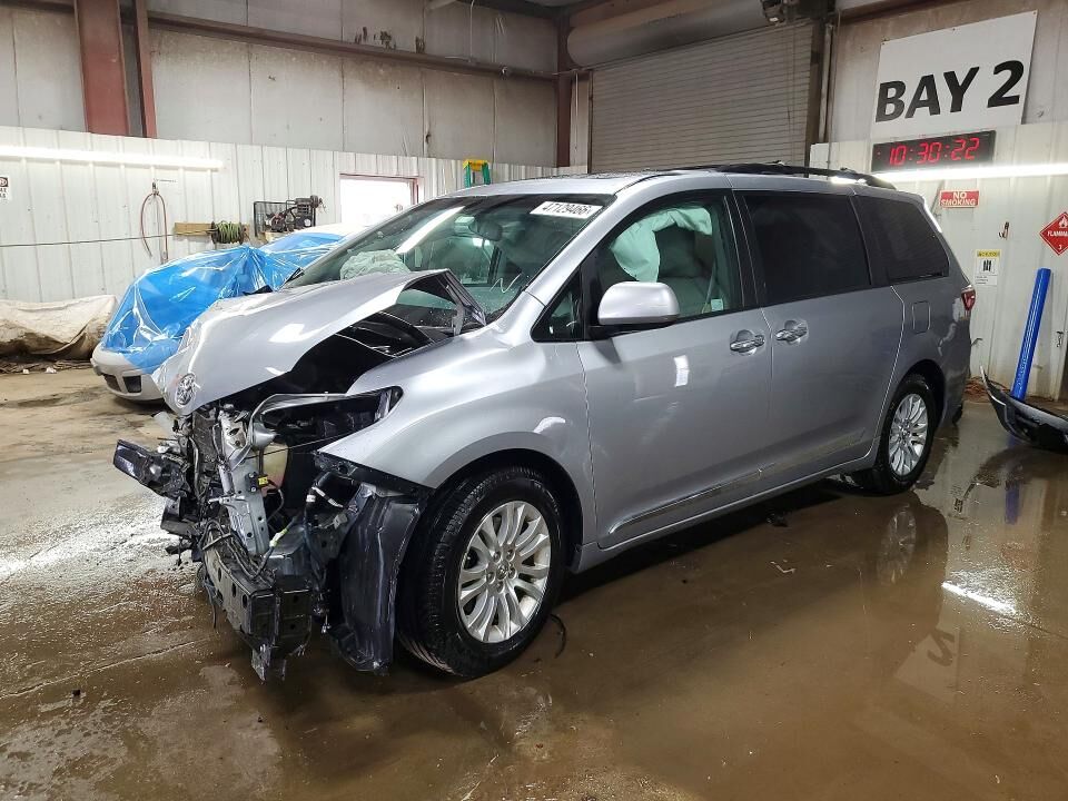 2017 TOYOTA Sienna