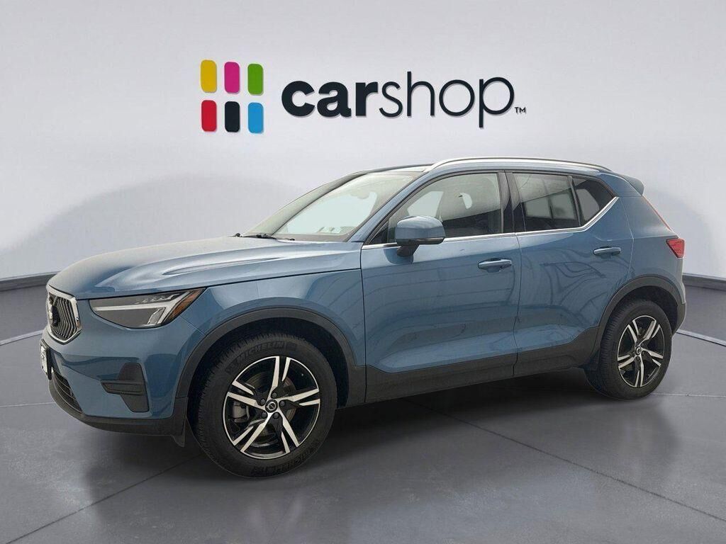 2025 VOLVO XC40