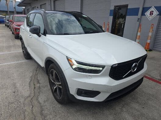 2022 VOLVO XC40