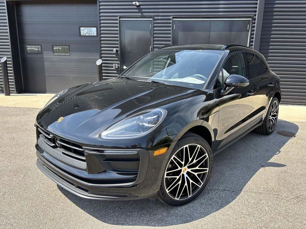 2026 PORSCHE Macan