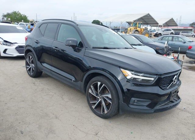 2020 VOLVO XC40