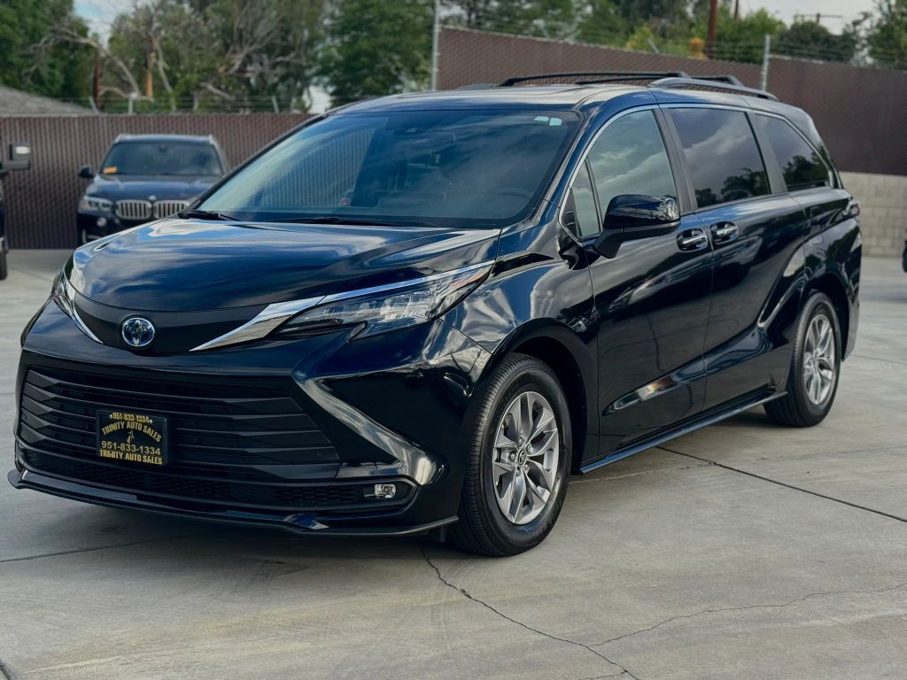2025 TOYOTA Sienna