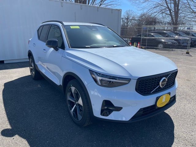 2026 VOLVO XC40