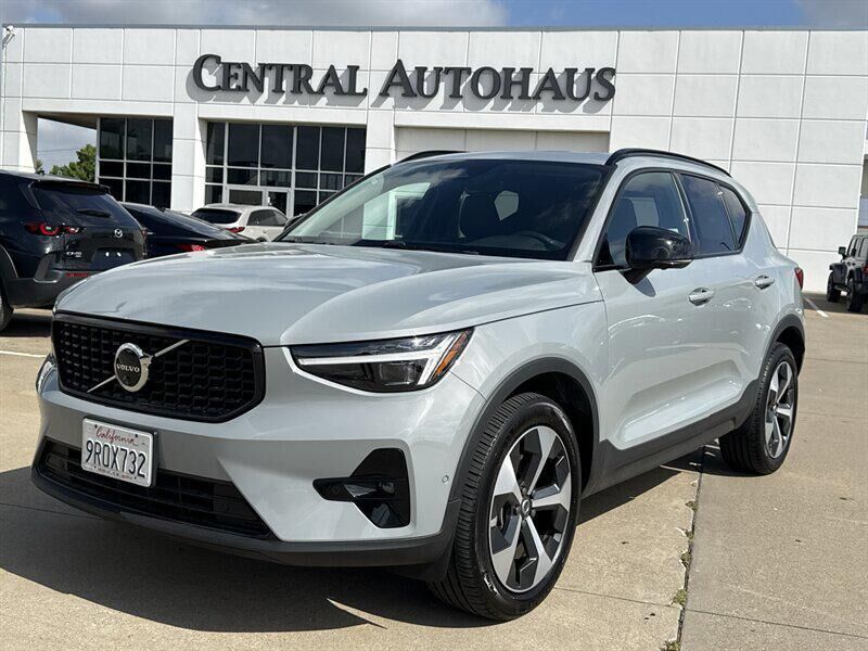 2025 VOLVO XC40