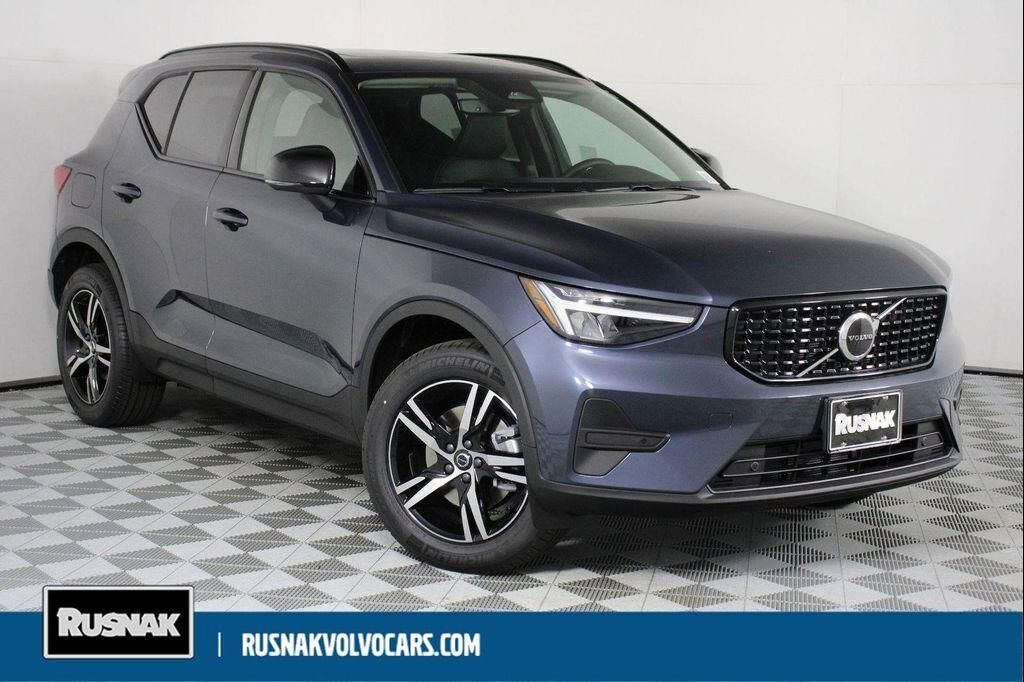 2026 VOLVO XC40
