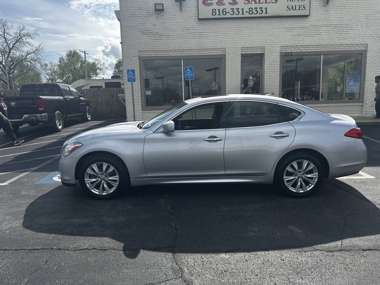 2011 INFINITI M37