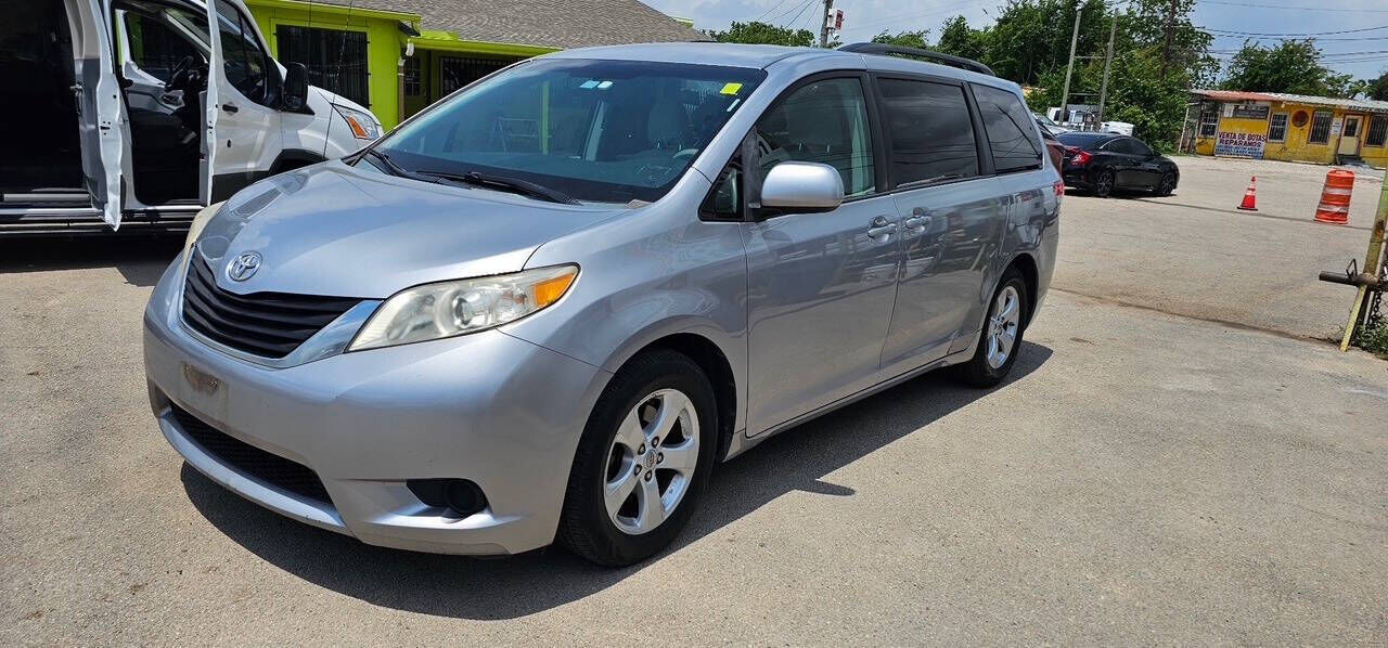 2012 TOYOTA Sienna