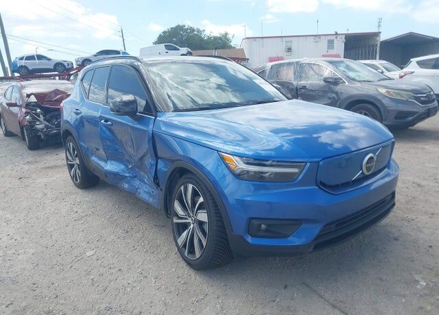 2021 VOLVO XC40