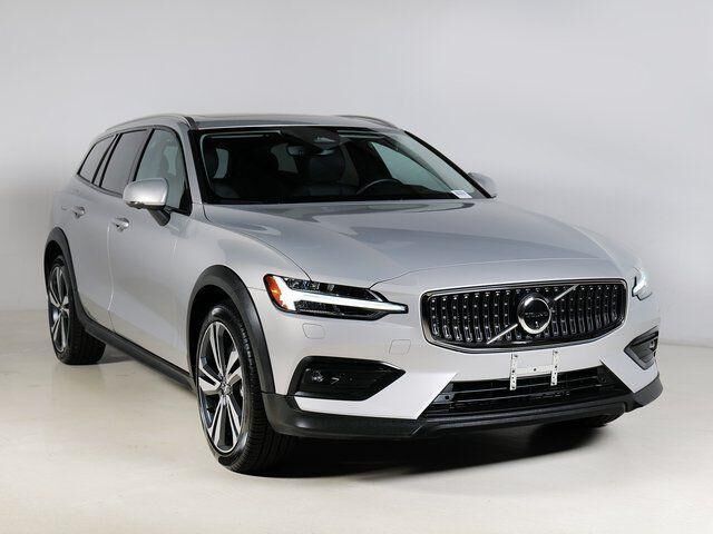 2025 VOLVO V60CC