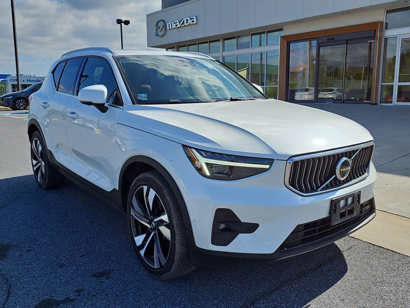 2023 VOLVO XC40