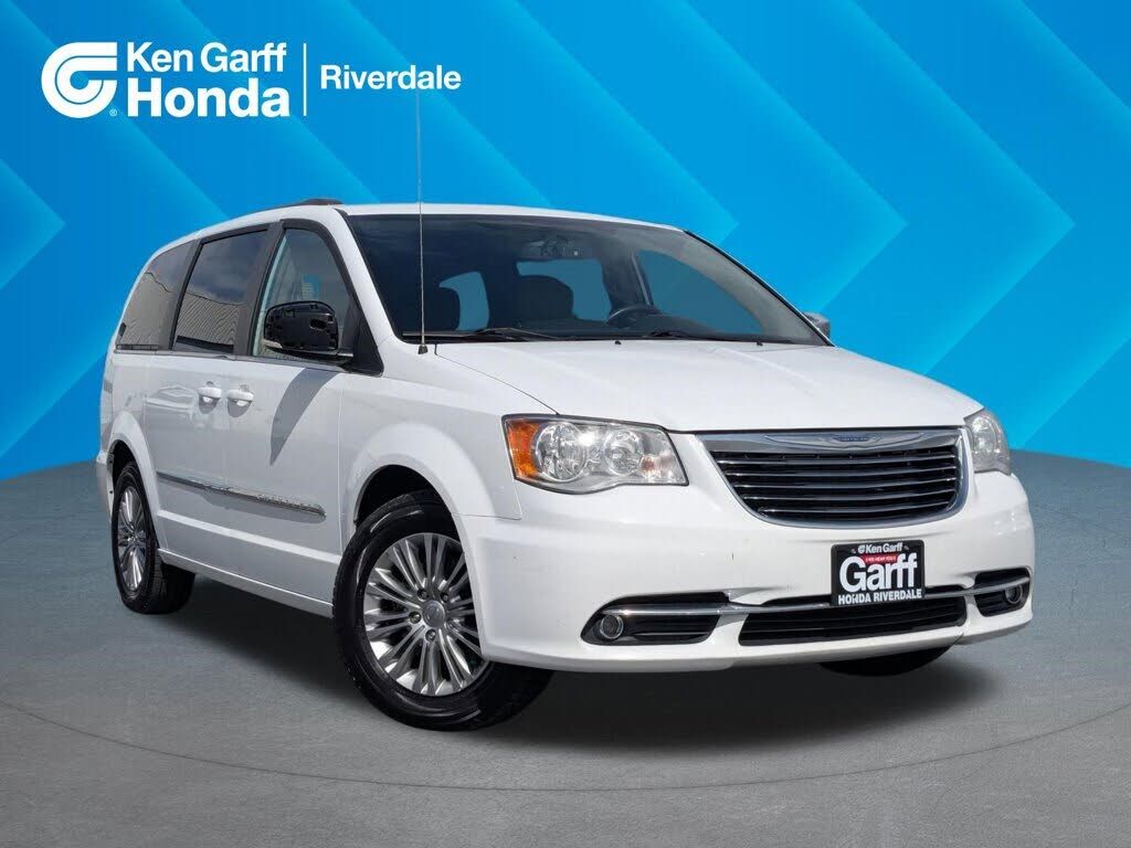 2016 CHRYSLER Town and Country
