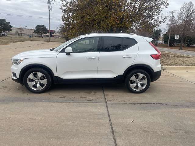 2022 VOLVO XC40