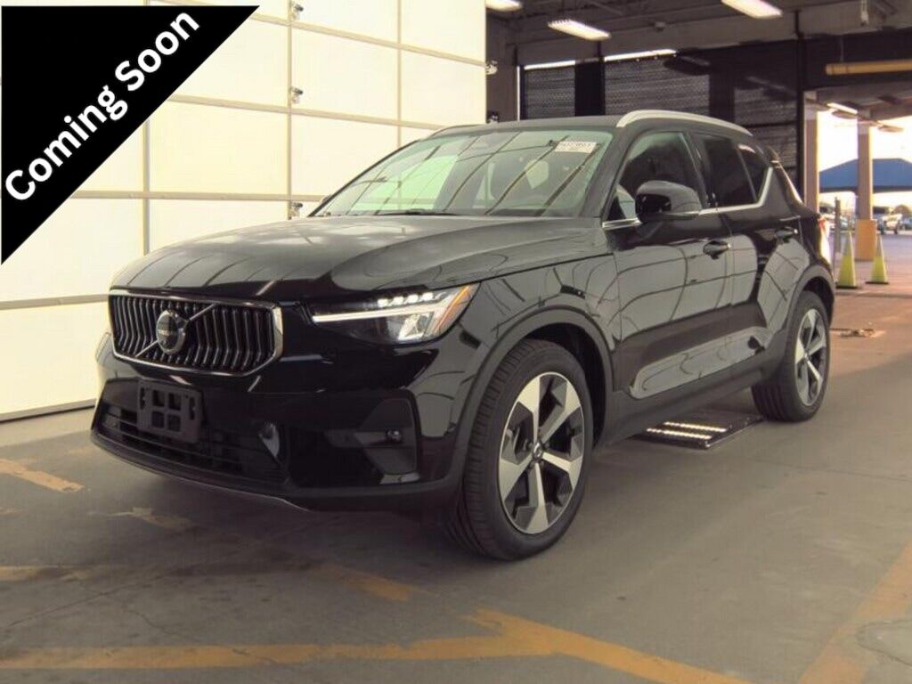 2025 VOLVO XC40