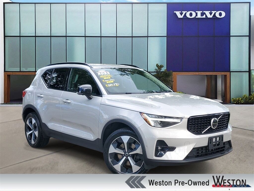 2024 VOLVO XC40