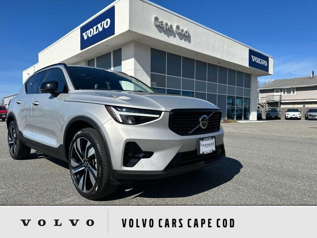 2023 VOLVO XC40