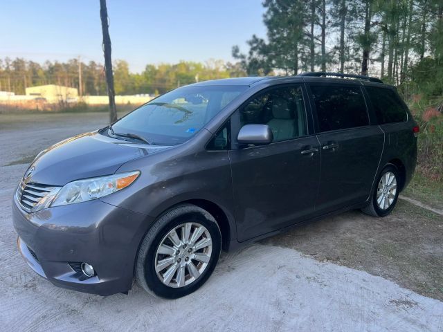 2011 TOYOTA Sienna