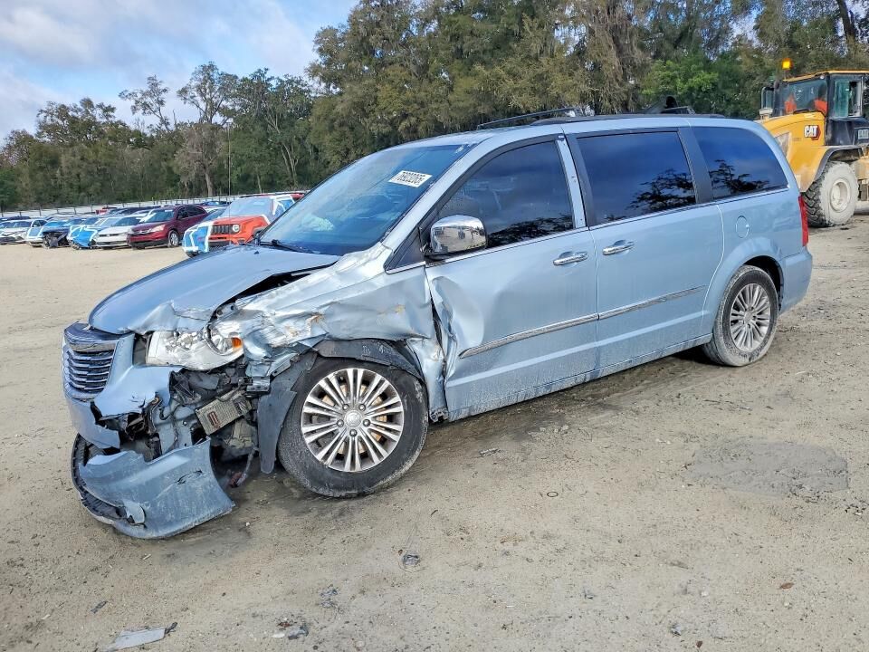 2013 CHRYSLER Town and Country
