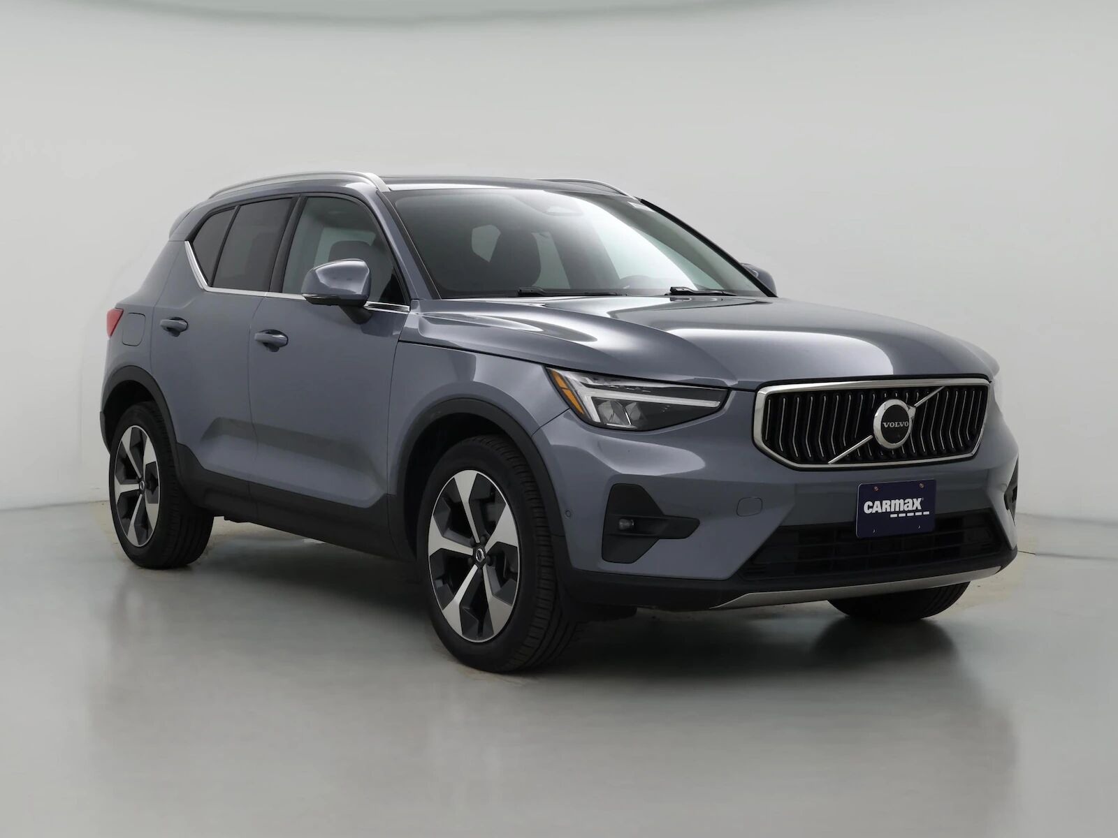 2023 VOLVO XC40
