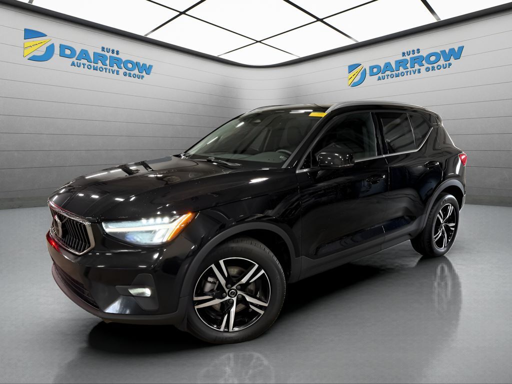 2023 VOLVO XC40