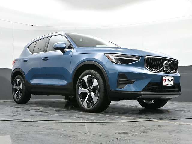2025 VOLVO XC40
