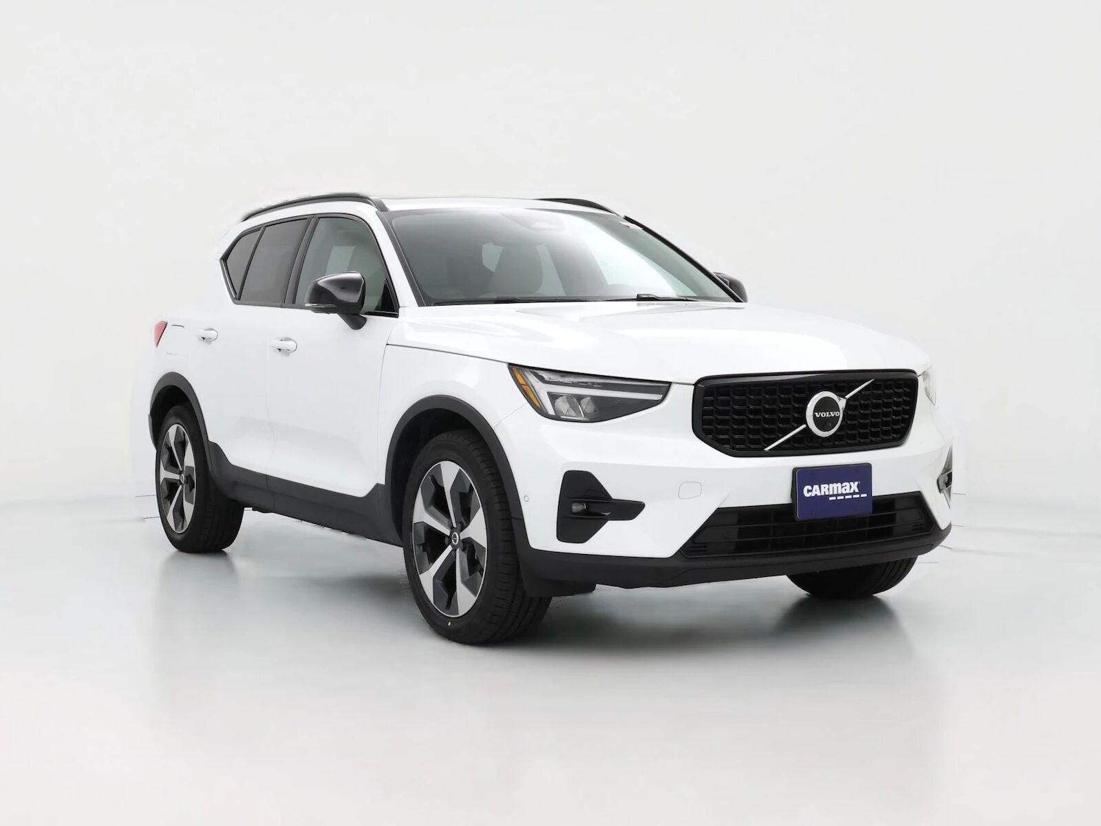 2023 VOLVO XC40