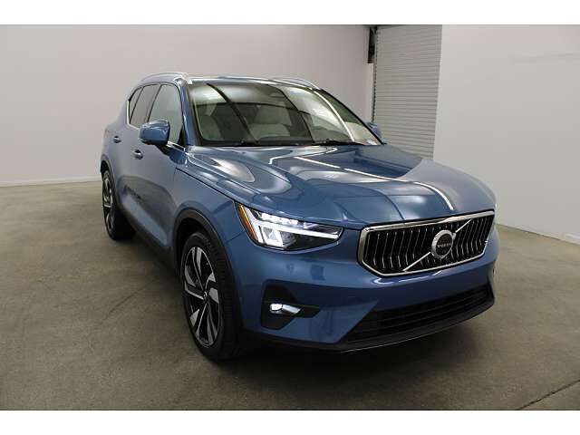 2023 VOLVO XC40