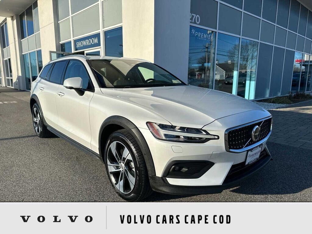 2025 VOLVO V60CC