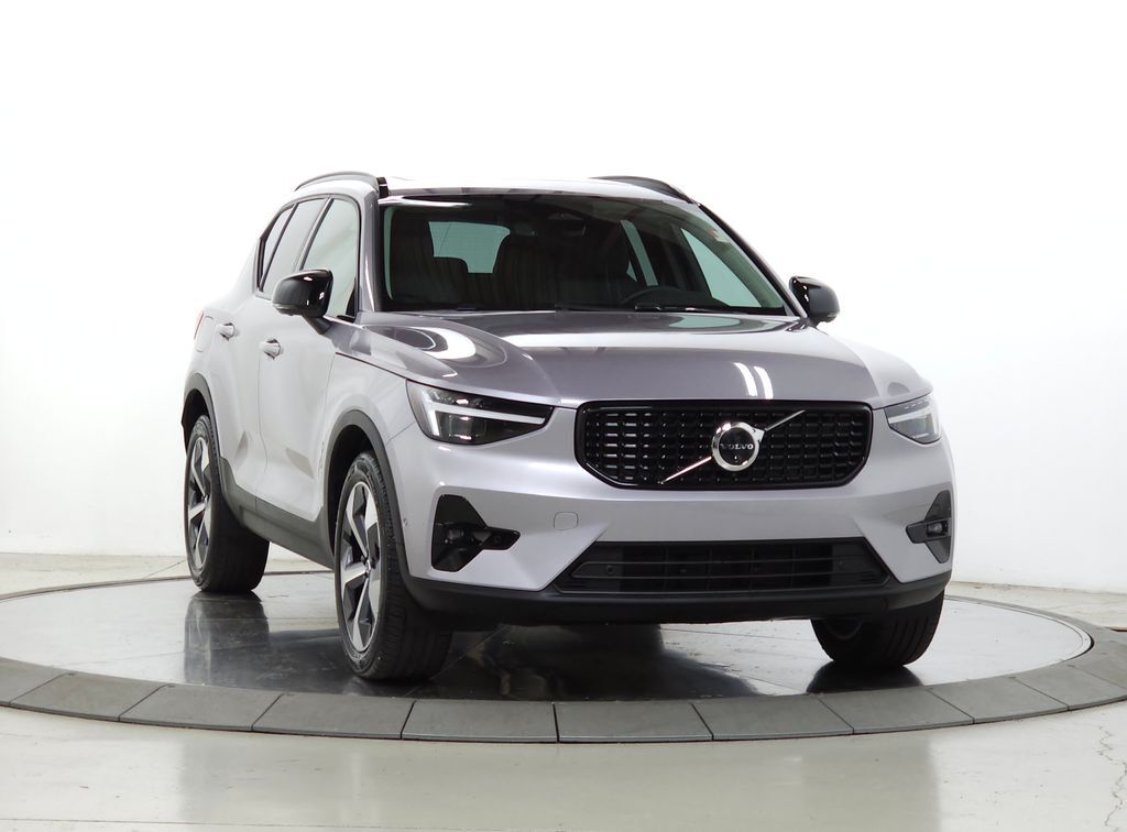 2026 VOLVO XC40