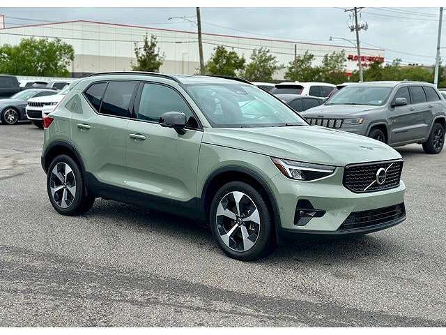 2025 VOLVO XC40