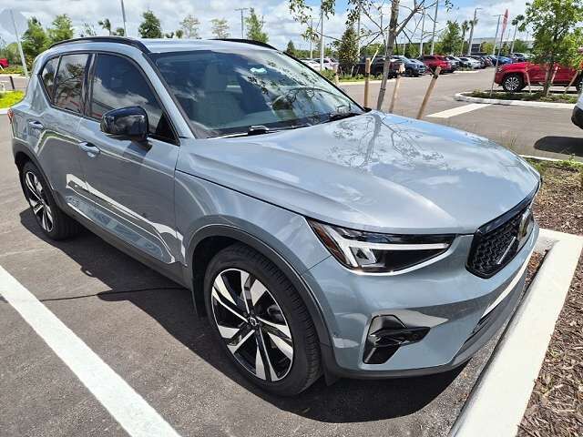 2023 VOLVO XC40
