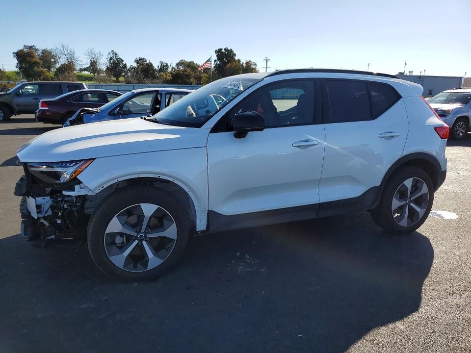 2024 VOLVO XC40