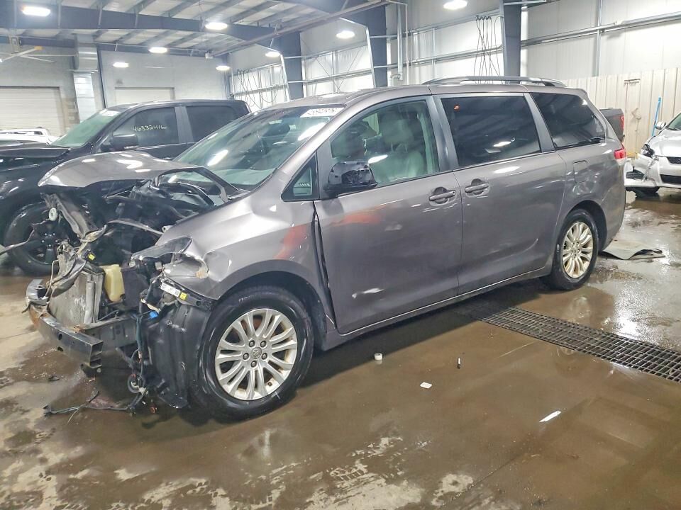 2013 TOYOTA Sienna