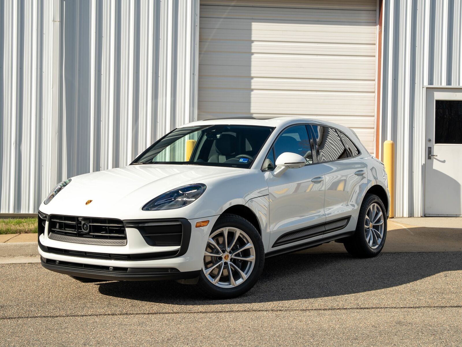 2026 PORSCHE Macan