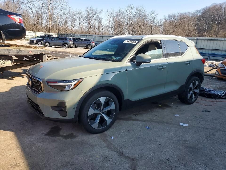 2023 VOLVO XC40