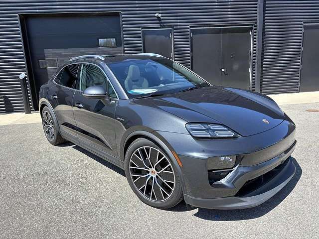 2025 PORSCHE Macan