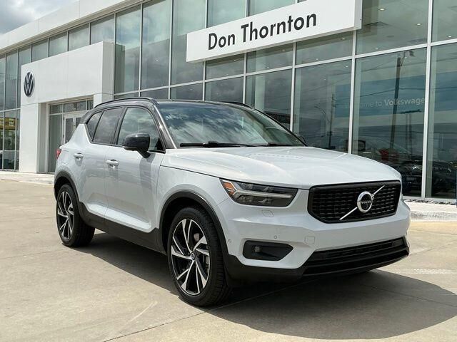 2022 VOLVO XC40