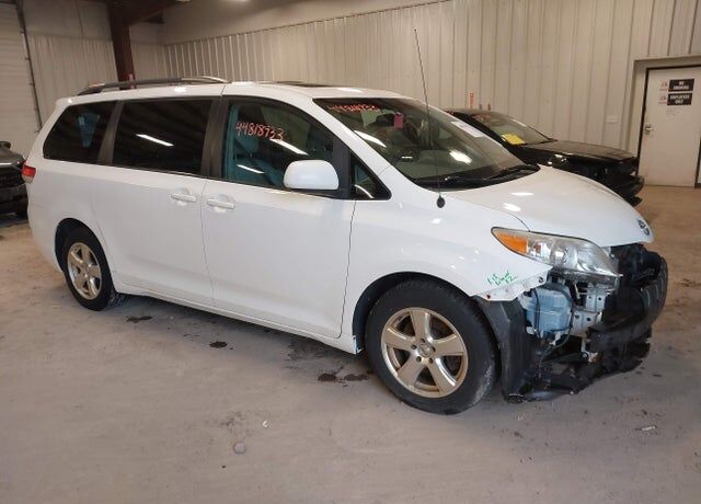 2014 TOYOTA Sienna