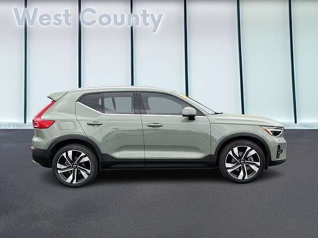 2023 VOLVO XC40
