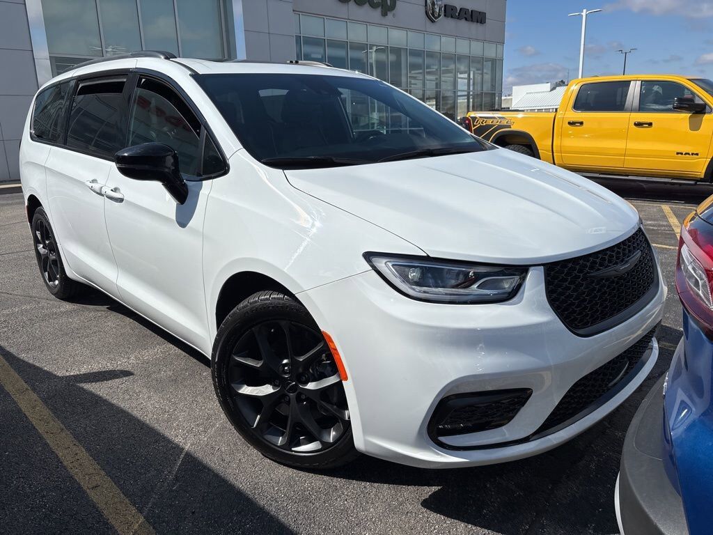 2023 CHRYSLER Pacifica