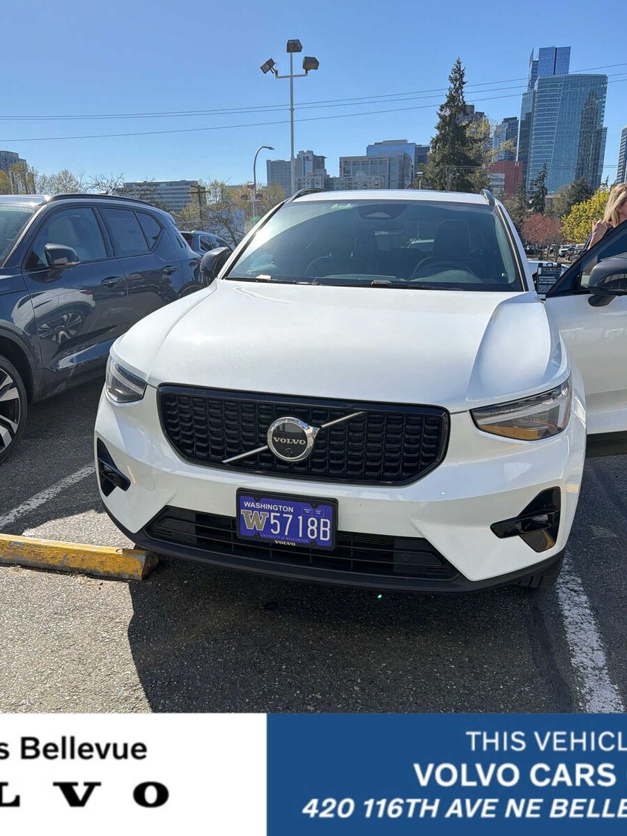 2023 VOLVO XC40
