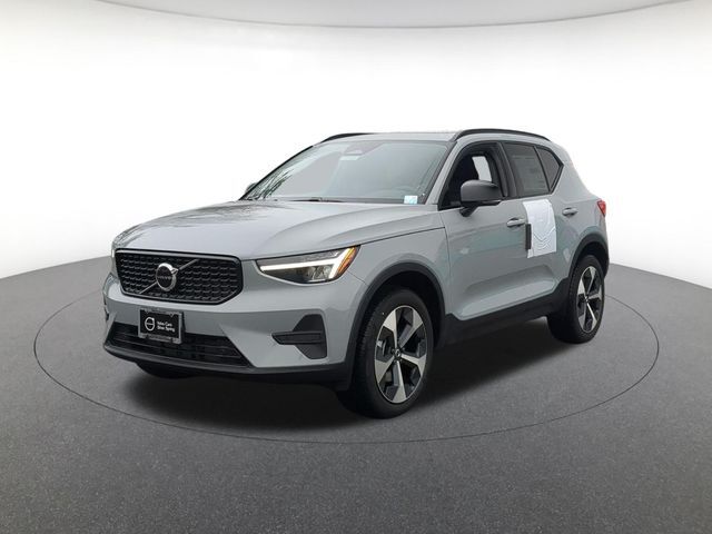 2026 VOLVO XC40