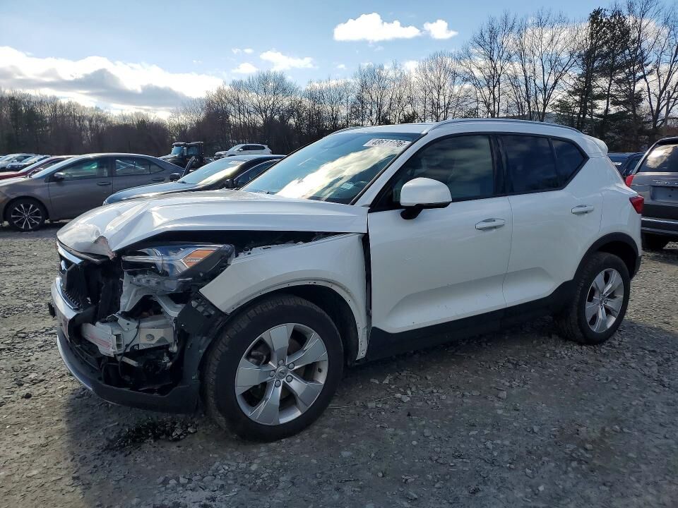 2021 VOLVO XC40