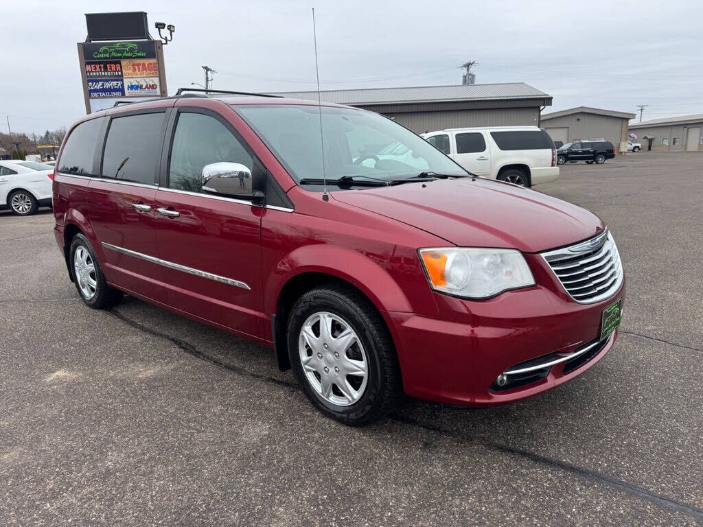 2013 CHRYSLER Town and Country