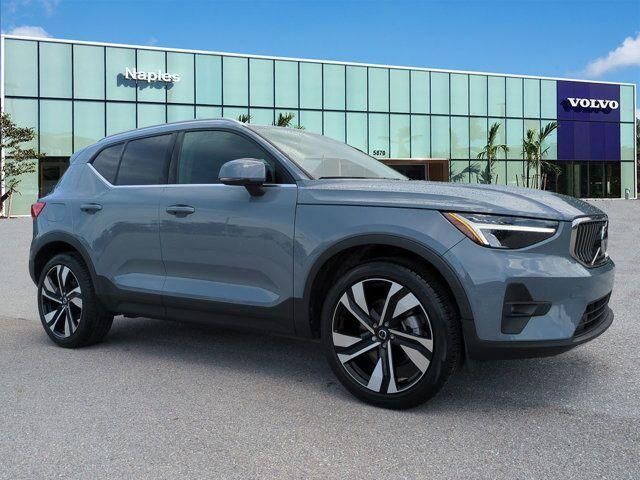 2023 VOLVO XC40